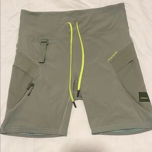 Lululemon Cargo Super-High-Rise Hiking Short 8" - size 12